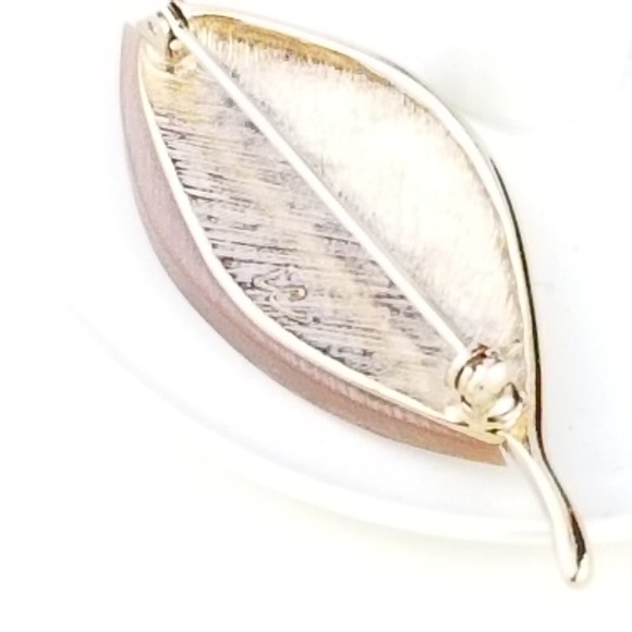 LC Mother of Pearl and Goldtone Brooch J146 (A20) - Picture 5 of 7